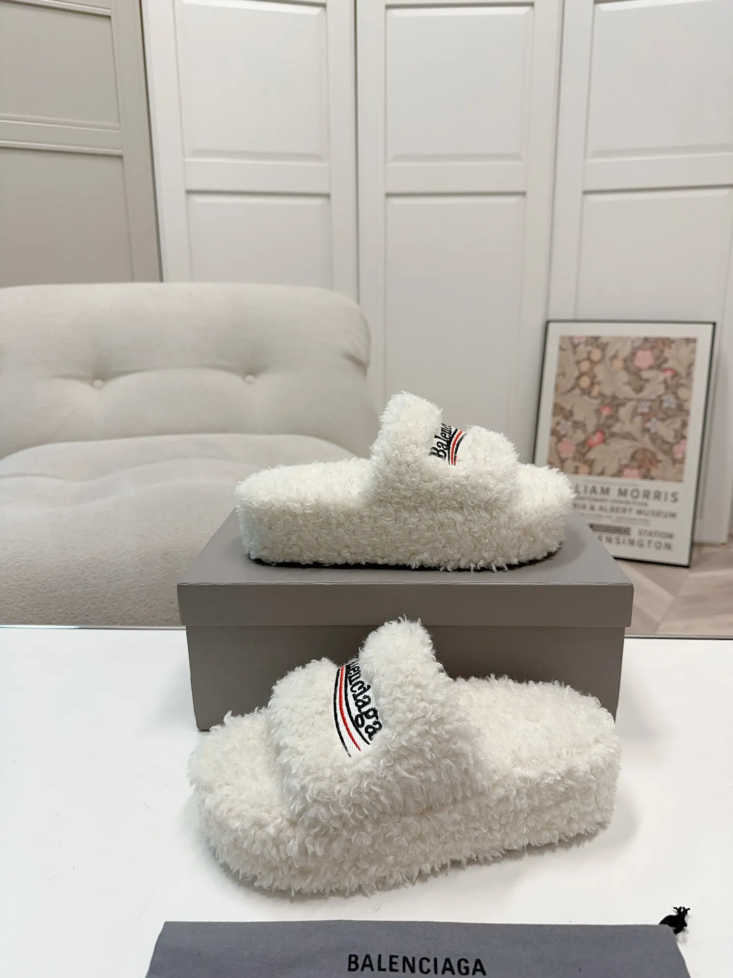 👟👟Ex-factory price 480👟👟Thick-soled Balenciaga autumn and winter trendy wool slippers💕cx upper letter pattern, electric embroidery logo embroidery technology! Full of high-end feel! Especially beautiful on the feet 🦶 🐑Material: wool (very soft and comfortable) 🐑Sole: Original non-slip and wear-resistant outsole 🐑Number/size: Women's 35-41